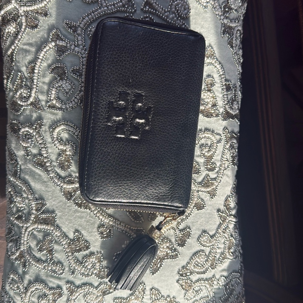 Tory Burch black wallet 4x6. in good pre-owned condition.